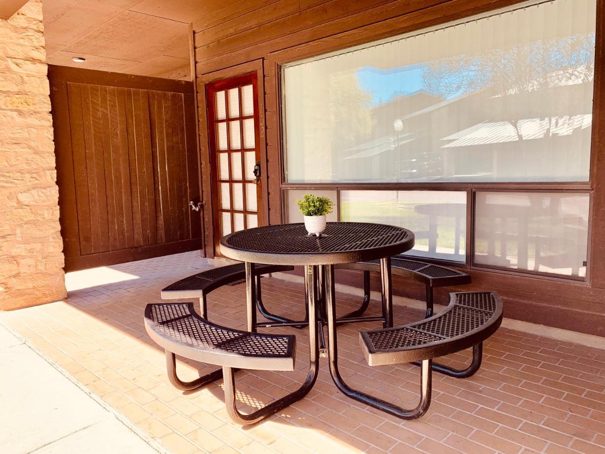 The Iron Cactus Condo On The Comal Cw C102 New Braunfels Extérieur photo
