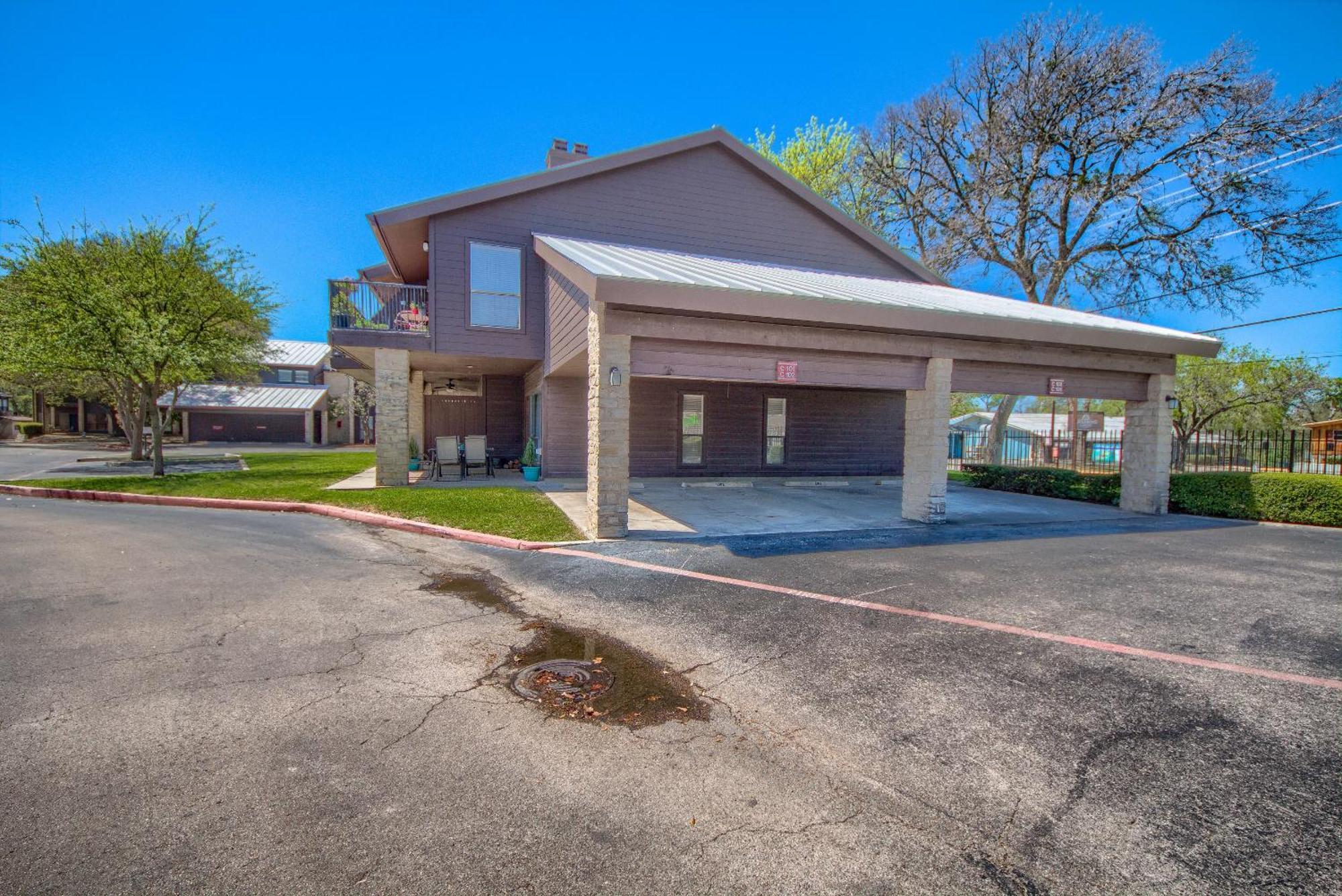 The Iron Cactus Condo On The Comal Cw C102 New Braunfels Extérieur photo