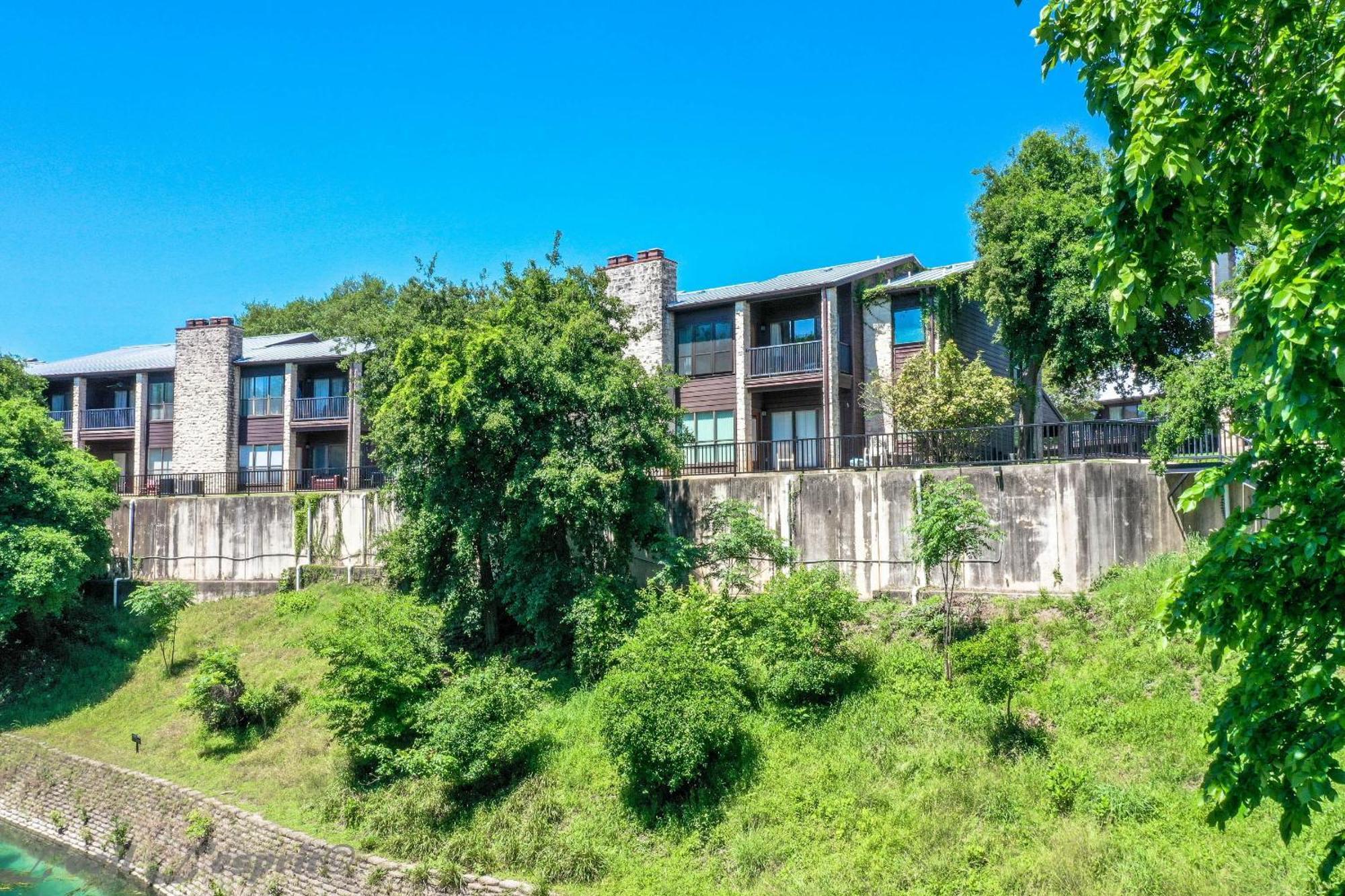 The Iron Cactus Condo On The Comal Cw C102 New Braunfels Extérieur photo